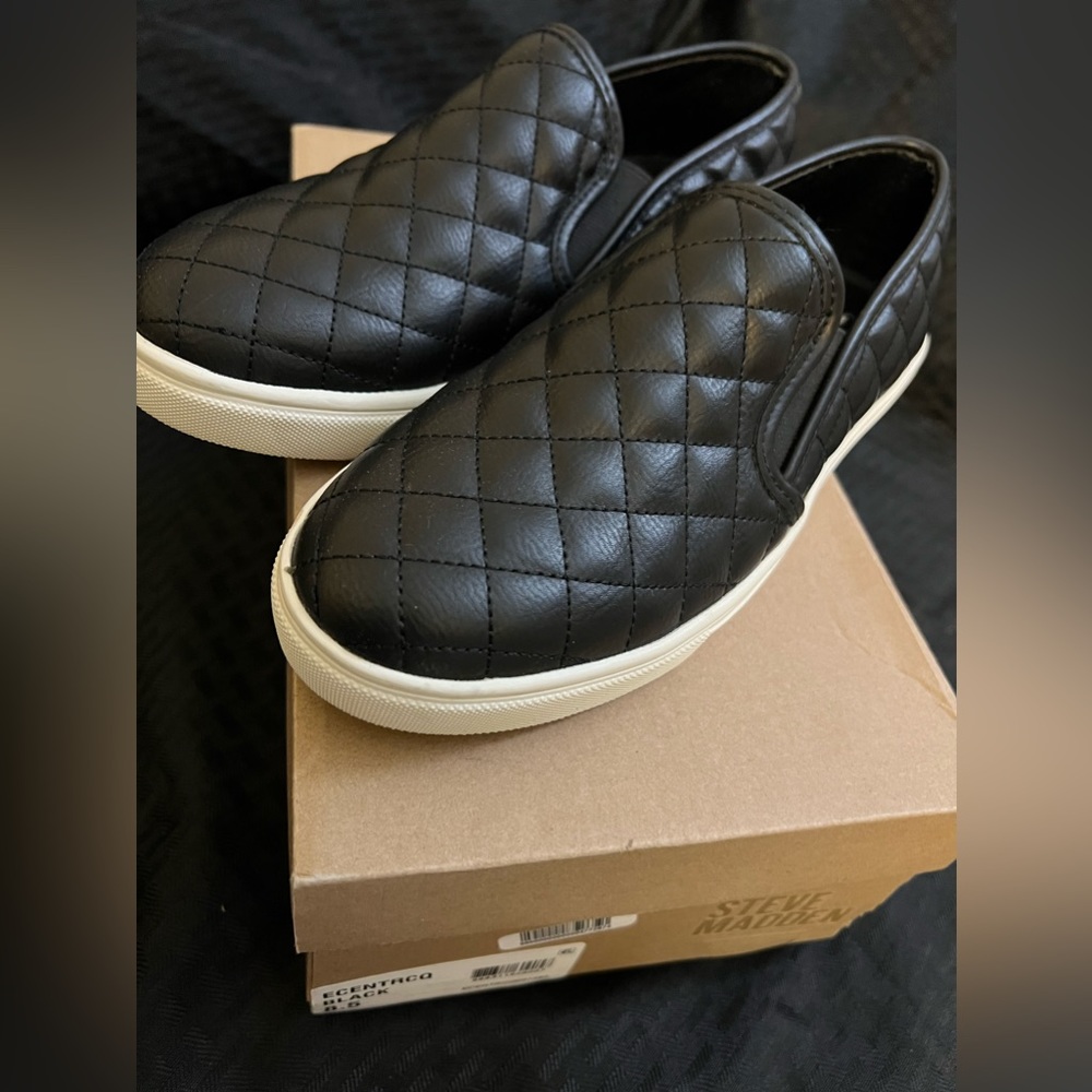 Brand new- NWT- size 8.5 quilted Steve Madden slip on sneakers - cute and comfy